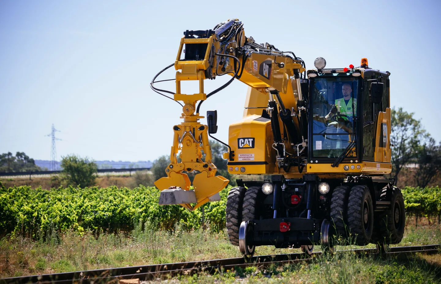 Pelle rail-route sur voie, photo fournie par FerroTalents